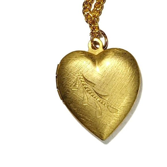 Antique Gold Plated Heart Photo Locket Necklace with Unique Design - Picture 11 of 11